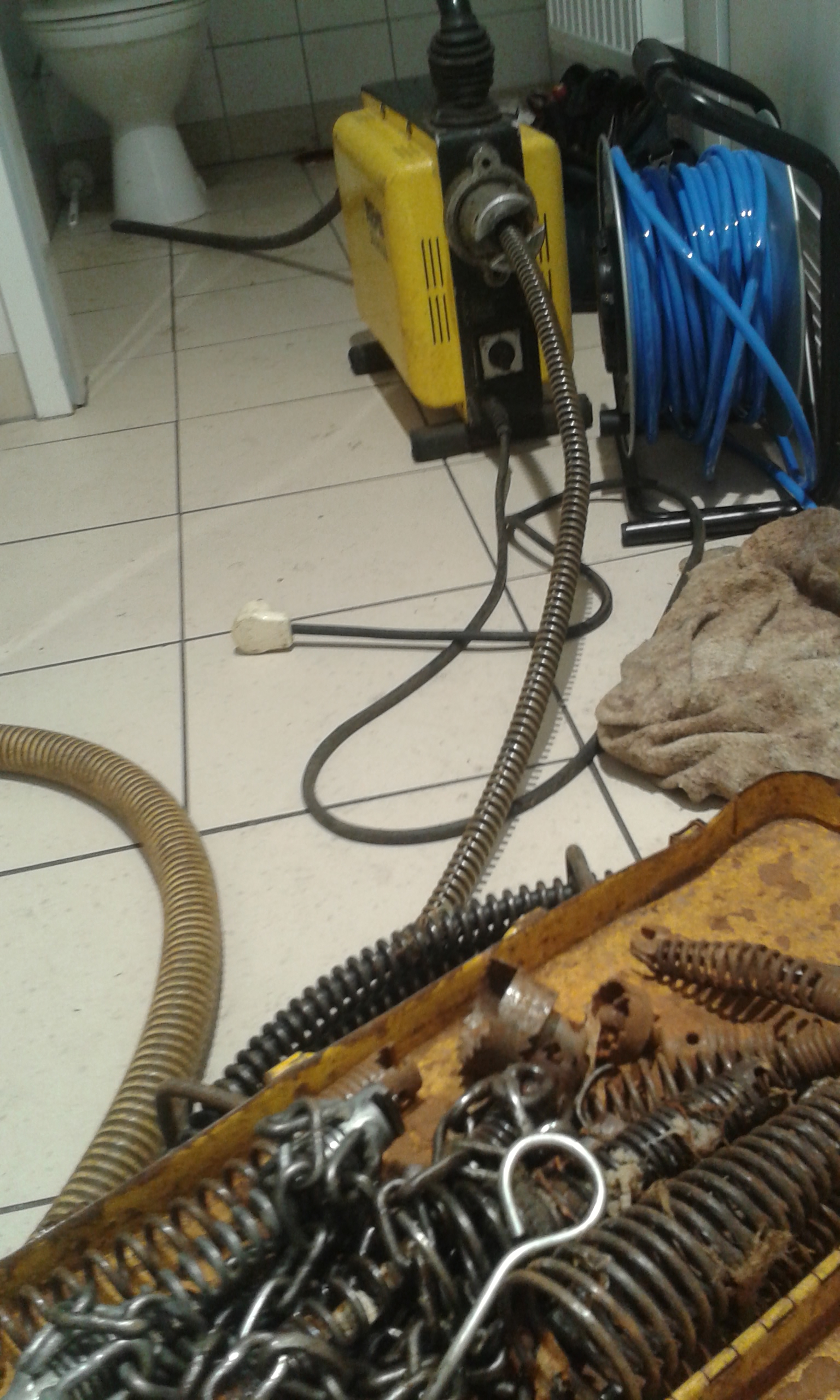 Spirala elektryczna do kanalizacji szczecin i okolice Przepychanie rur spiralą mechaniczną szczecin i okolice